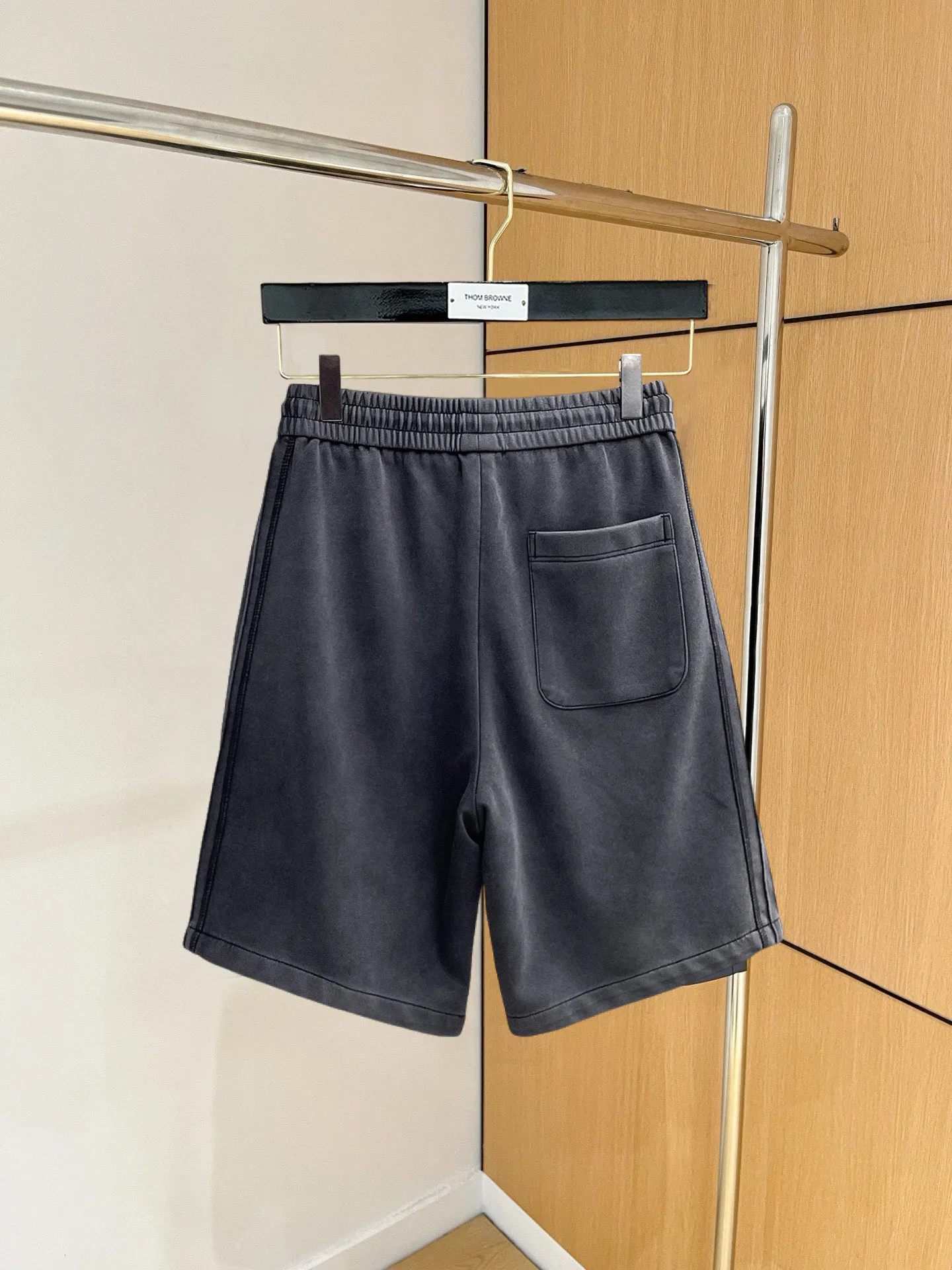 Balenciaga's three-standard complete 2026 summer New Arrival men's casual shorts, advanced custom-made Breathable fabric, Breathable fabric, extremely stretchy and comfortable, impeccable details, top-grade accessories, original logo design concept, delicate and soft feel! The upper body fit is awesome! Size: M-XXXL Please state your height and weight when ordering